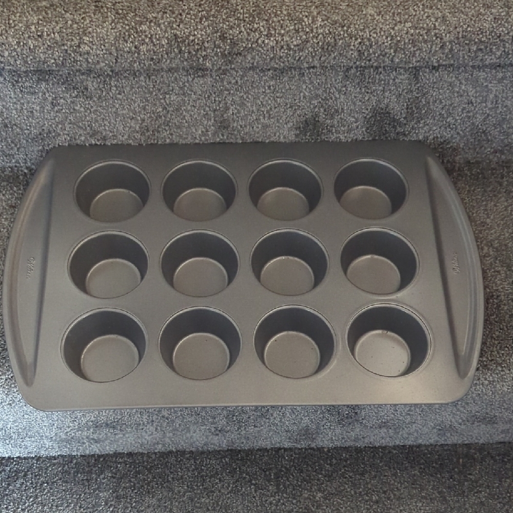 Wilton Gray 12-Cup Muffin Pan